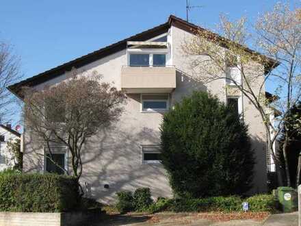 Lichtdurchflutete, modernisierte Wohnung mit Loggia