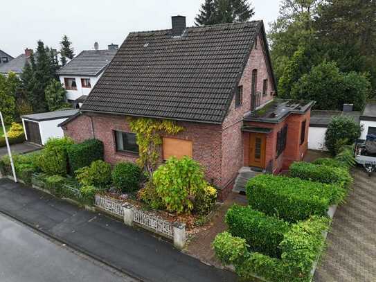 Küss mich wach! Freistehendes Einfamilienhaus mit großer Garage und viel Potential!