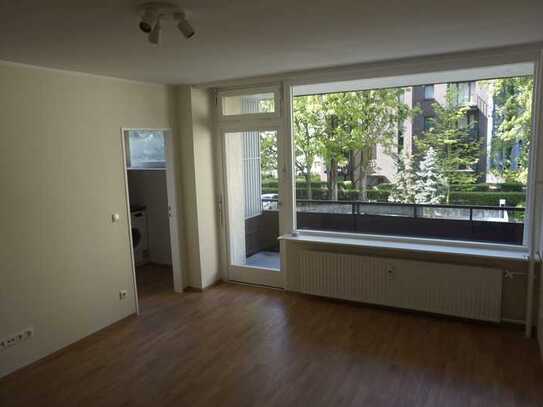 Frisch renovierte 1 Zi. Whg mit Balkon im Herzen von Charlottenburg