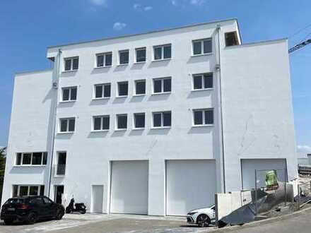 Erstklassige 4,5-Zimmer-Wohnung im 2. OG eines Wohn- und Geschäftshauses mit Balkon und KfZ-Stellpl.