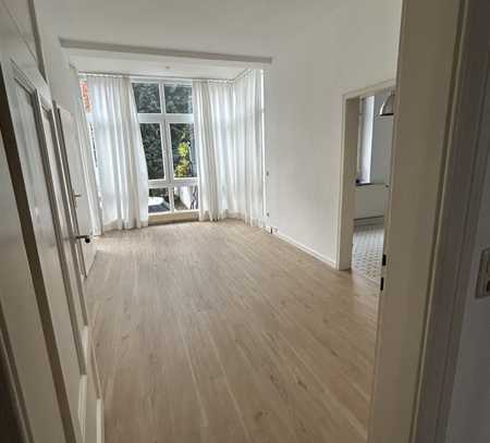 Ansprechende und renovierte 3-Zimmer-Hochparterre-Wohnung mit Balkon und EBK in Hameln