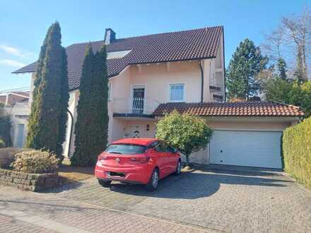 Gepflegte Maisonette-Wohnung mit drei Zimmern und Balkon in Wendelsheim
