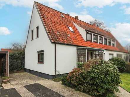 Individuelle Doppelhaushälfte mit großem Garten inkl. Carport, Pool und Terrasse