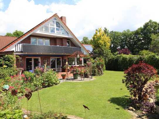 Exzellentes Wohnhaus mit 2 Einliegerwohnungen und idyllischem Garten in bester Lage von Rastede