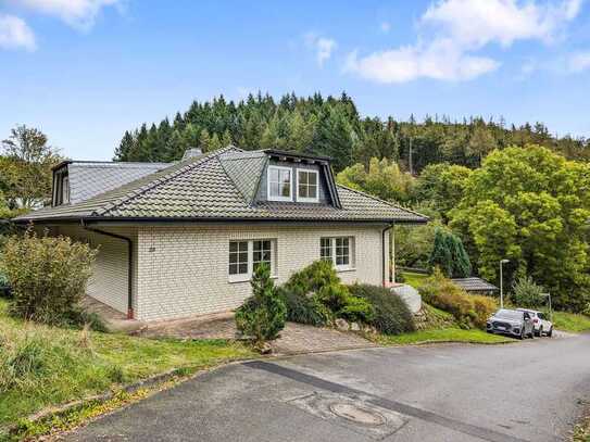 Exklusives Wohnerlebnis: Einfamilienhaus mit Kamin, Terrasse und Waldrandlage