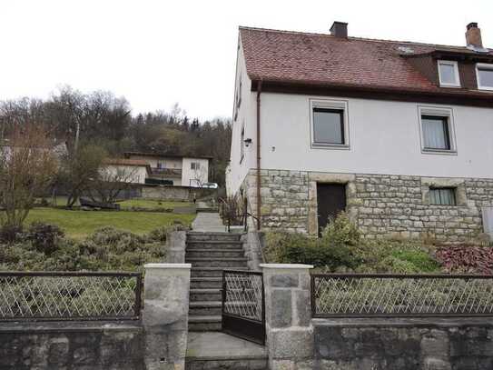 Geräumige, günstige 6-Raum-Doppelhaushälfte in Ochsenfurt