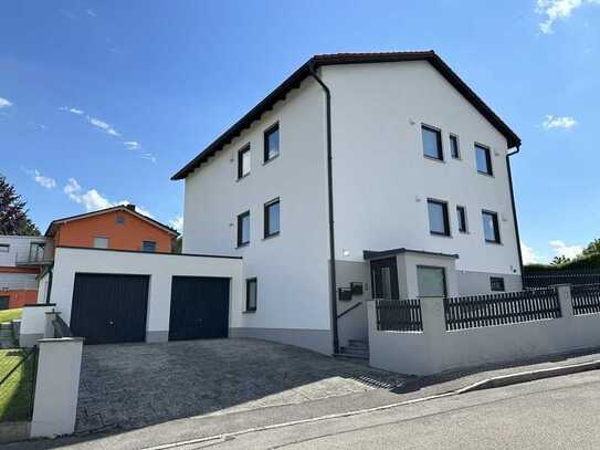 Erstbezug nach Kernsanierung - Moderne 3-Zimmer-Wohnung mit Garage, Balkon und tollem Ausblick