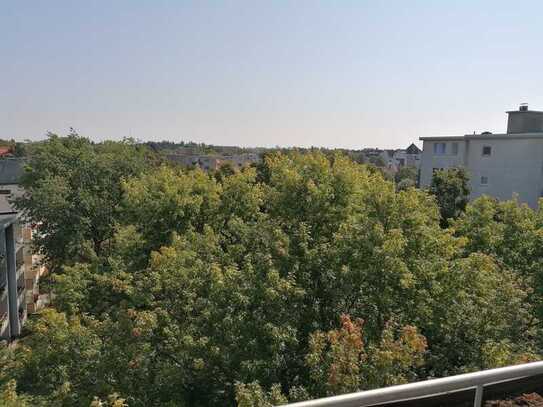 Helle 2 Zimmer-Wohnung mit herrlichem Blick über Berlin