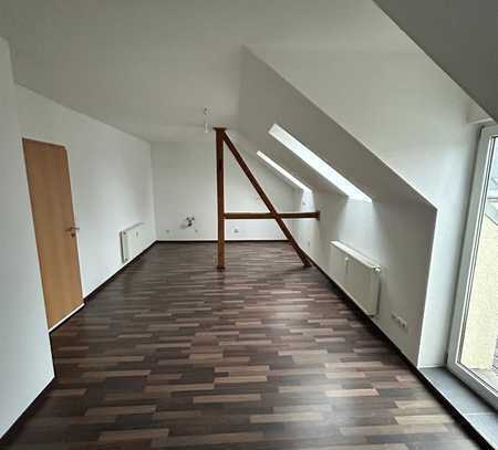 Gemütliche DG 2-Zimmer mit Laminat, Wanne, Dusche und Balkon in ruhiger Lage