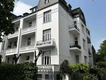 Sanierte Wohnung mit fünf Zimmern sowie Balkon und Einbauküche in Krefeld
