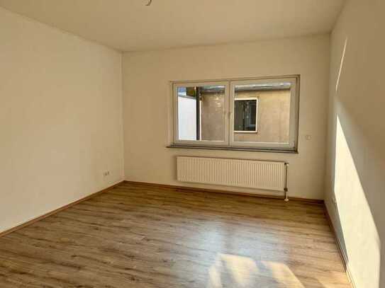 Gepflegte 2 Zimmer-Erdgeschosswohnung mit Terasse und mordernem Badezimmer!