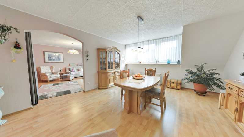 Viel Platz unterm Dach: Lichtdurchflutete 4-Zimmer-Wohnung in ruhiger Lage