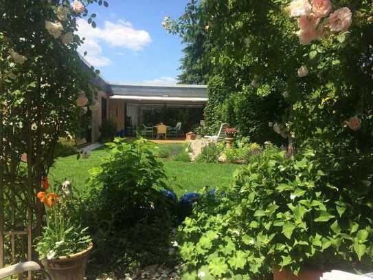 Freistehender, voll unterkellerter Bungalow mit großzügigem Garten in ruhiger Lage von Stommeln