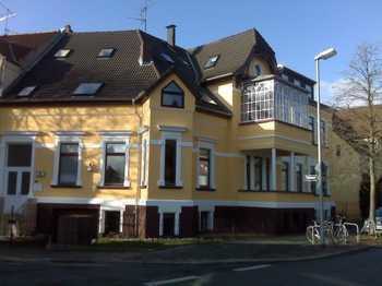 3-Zimmer-Wohnung im Tiefparterre nahe der Sedanstraße mit Terrasse im Vorgarten