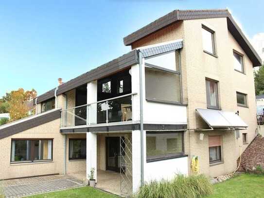 Architektenhaus auf der Sonnenseite - Wohnzimmer im Loftstyle - Überdachter Balkon, Terrasse, Loggia