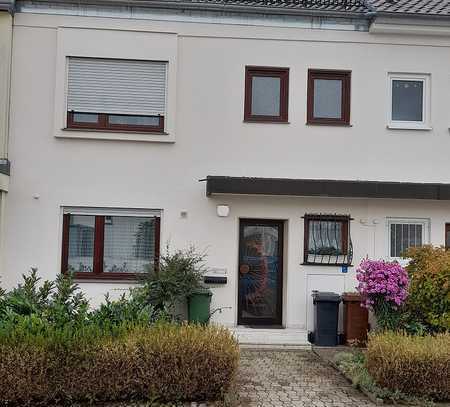 Solides Reihen-Mittel-Haus in Augsburg Haunstetten mit Garten und Garage