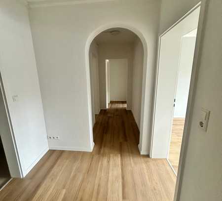 Frisch kernsanierte 4-Zimmer-Wohnung mit zwei Balkonen – Erstbezug nach Sanierung!