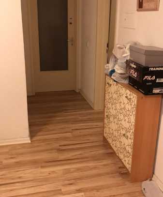 2-Zimmer in einer 3-Zimmer-Wohnung in FrankfurtFrankfurt