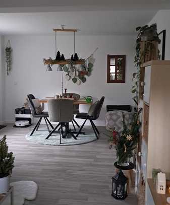 Helle, geräumige 2,5 Zimmer Wohnung mit grossem eigenen Garten