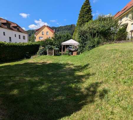 Zweifamilienhaus auf großzügigem Grundstück