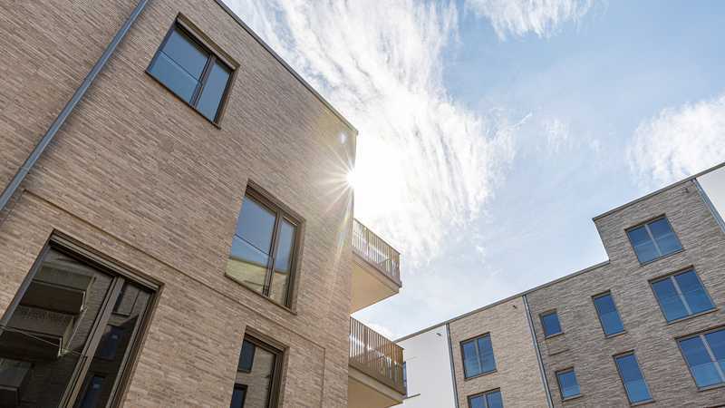 2 Zimmer mit Blick in das Patio des Neubauquartiers Goldeck