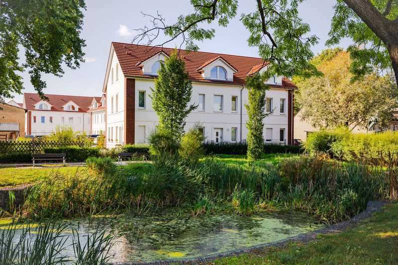 Miete ein neues Reihenhaus im Grünen Berlins mit Einbauküche und Stellplatz