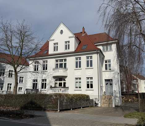 Lichtdurchflutete Maisonette-Wohnung im stilvollen Altbau