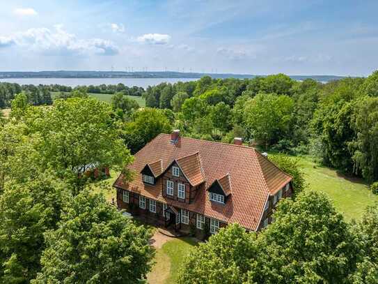 Hochwertig saniertes Gutshaus mit drei freien Wohnungen