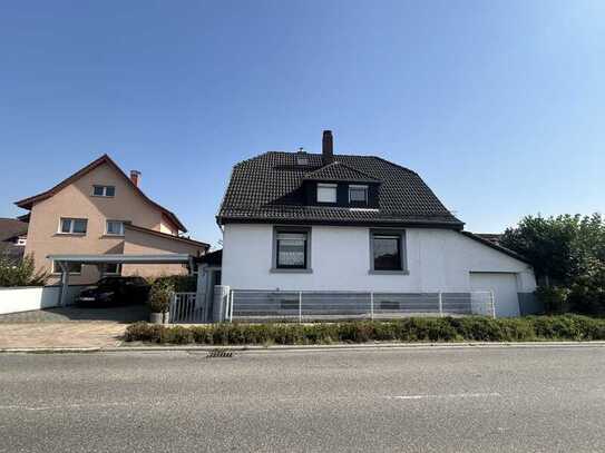 Einfamilienhaus auf großem Grundstück mit Bauplatz