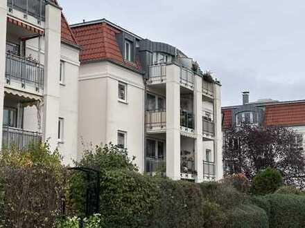 schicke Wohnung im DG, Balkon mit Blick ins Grüne, Lift und Garage