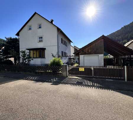 Dreifamilienhaus mit Garage und Carport in sonniger Lage