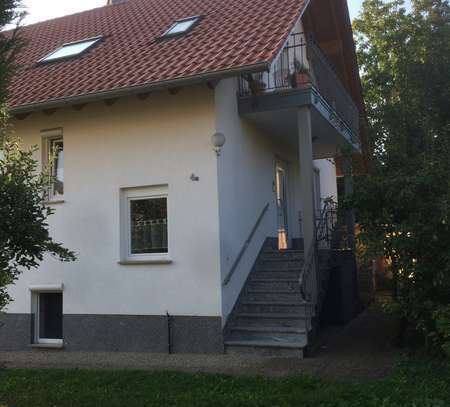 Gepflegte Hochparterre-Wohnung mit drei Zimmern sowie Terrasse und Einbauküche in Edenkoben