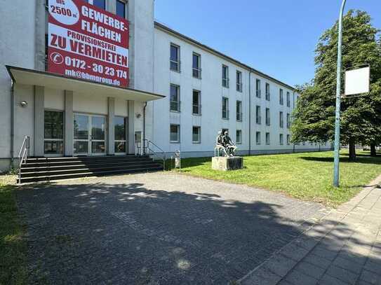 Büro-/Verwaltungs- oder Schulungsgebäude! Parkplätze! Cafeteria/Kantine! Großzügige Grünflächen!