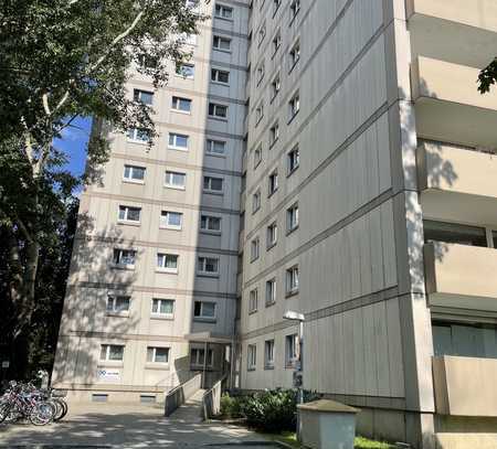 Geschmackvolle 2-Zimmer-Wohnung mit Wintergarten und Einbauküche in München Hasenbergl