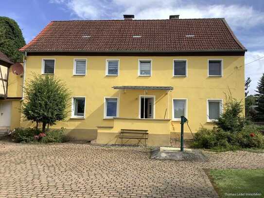 Zweifamilienhaus mit Scheune und Grundstück