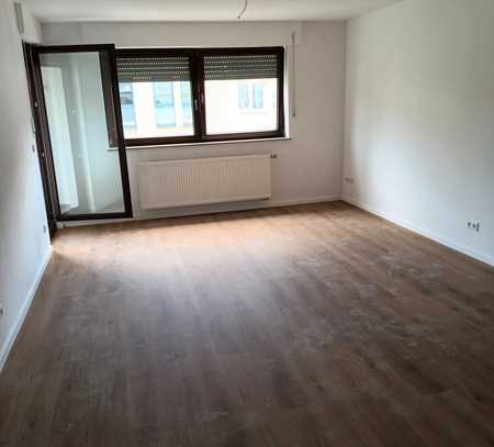 Kernsanierte, schöne 2 Zimmer-Wohnung KDB mit Balkon