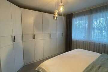 Stilvolle, modernisierte 3-Zimmer-Wohnung mit Balkon und Einbauküche in Leverkusen