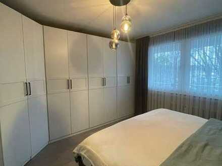 Stilvolle, modernisierte 3-Zimmer-Wohnung mit Balkon und Einbauküche in Leverkusen