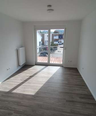 Neuwertige 3,5 Zimmer-Wohnung mit Balkon, EBK und Stellplatz, sowie Kellerraum