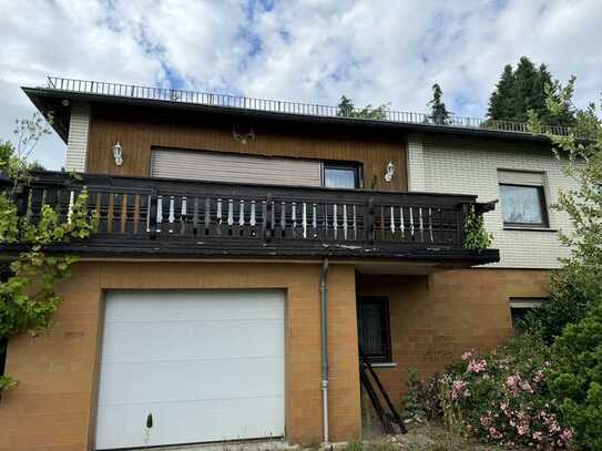 Renovierungsbedürftiges Einfamilienhaus mit Garage und Garten