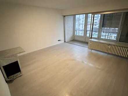 Modernisierte Wohnung mit einem Zimmer sowie Balkon und Einbauküche in Ludwigshafen