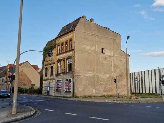 Stark sanierungsbedürftiges MFH