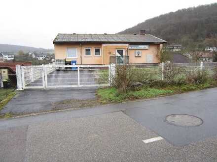 FREISTEHENDES HAUS MIT EHEMALIGER GASTSTÄTTE UND KEGELBAHN
