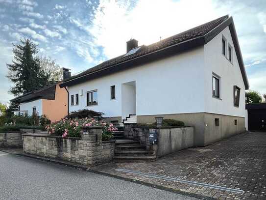 Geräumiges Einfamilienhaus mit "super" Terrasse, schönem Garten und 2 Garagen