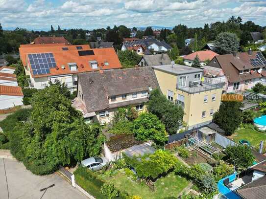 Zwei Wohnhäusern mit fünf Wohnungen und großzügigen Terrassen