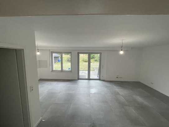 Dahlem: 3-Zimmer-Wohnung (90qm) mit Geothermieheizung, Garten und Stellplatz, Garage