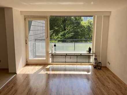 1-Zimmer Apartment – viel Grün und Sonne – neu renoviert - Aufzug im Gebäude – Blick auf Wald