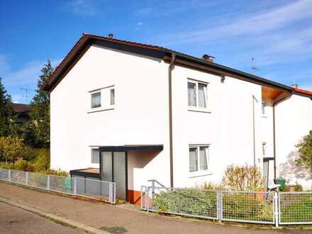 Tolles 2-Familienhaus (Doppelhaushälfte) mit großem Garten, 2 Garagen in guter Lage von Oppenweiler.