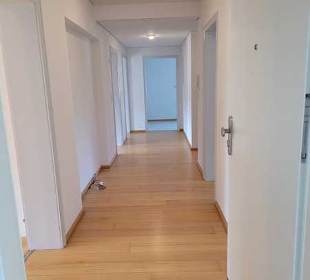 Gepflegte, helle 3,5 / 4 - Zimmer Wohnung mit Dachterrasse und Garage in Teningen