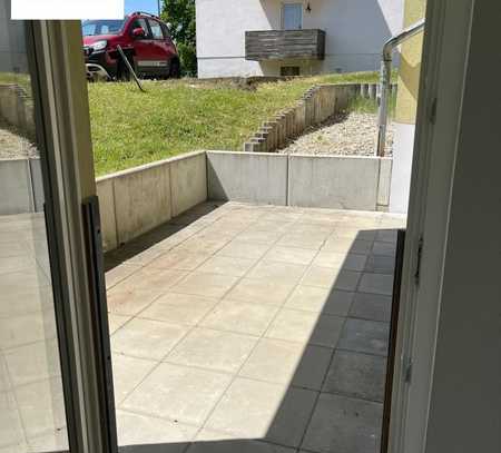 Schöne, helle neu sanierte 2 Raumwohnung mit Terrasse!